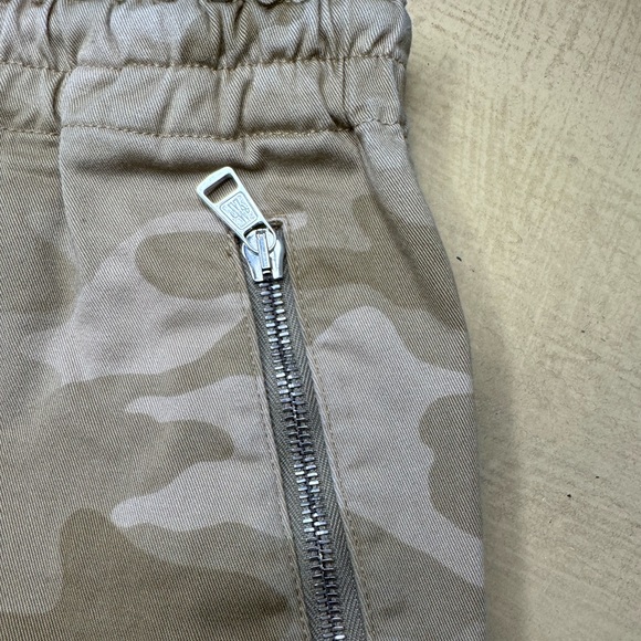 Moncler Pantalone Bermuda Camouflage Shorts - Picture 4 of 14